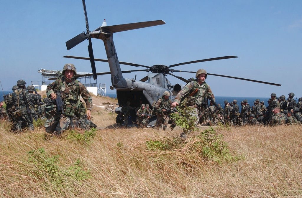 us-marine-corps-usmc-personnel-and-philippine-marine-corps-pmc-gather-around-fb9aa5-1024